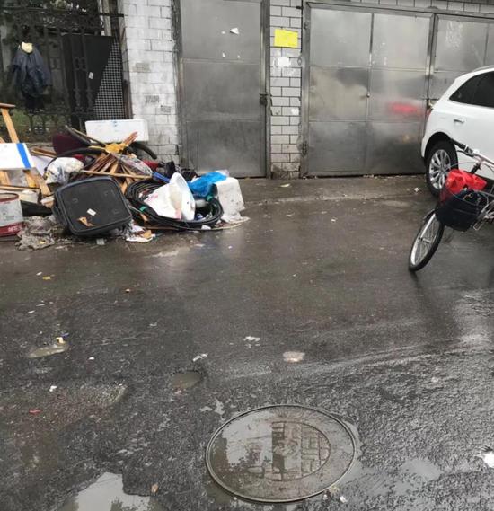 路面上不少坑洼处积着黄水,散发着臭气(摄于12月4日)