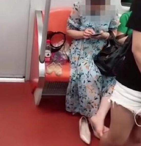 图说:女子将袜子放在座位上 来源/网友供图