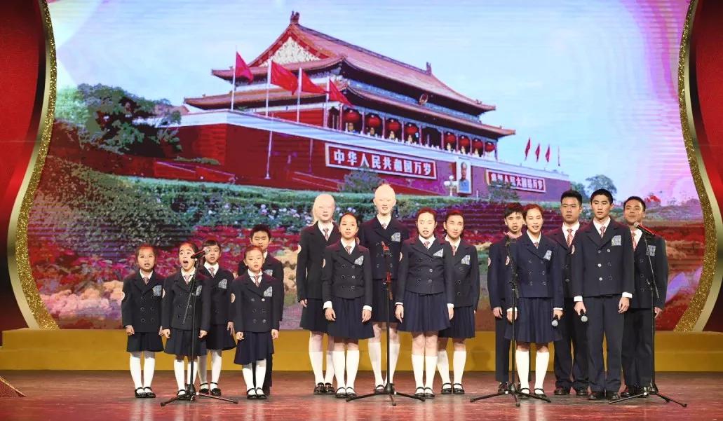 ▲上海市盲童学校合唱团 -小合唱《我和我的祖国》