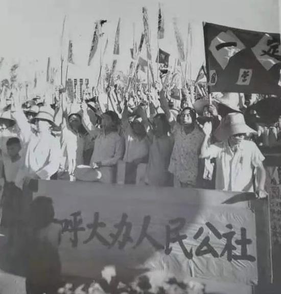 上海县七一人民公社成立大会上社员群众振臂欢呼（摄于1958年9月21日）