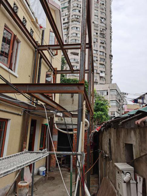 违法搭建的大型钢架