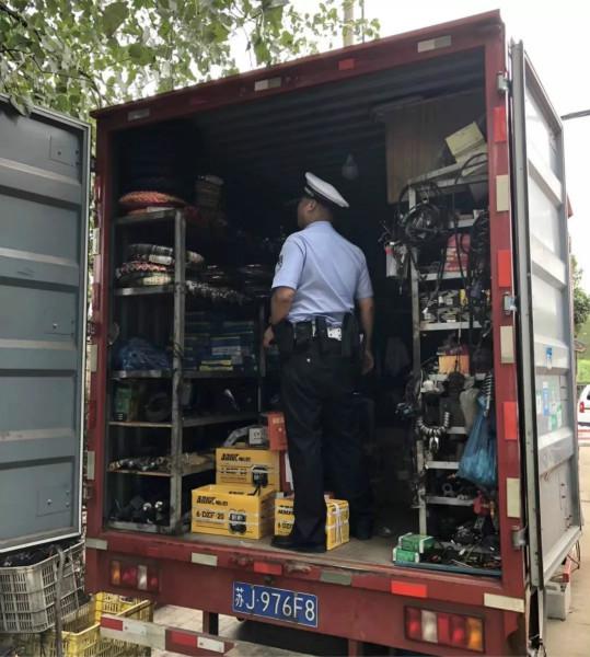 图说:卡车内放置着改装器具和零件。警方供图