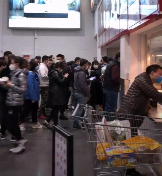 近日,上海闵行区华漕镇costco超市开启“人从众”模式。 本文图片均来自网络