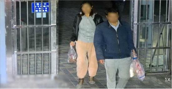 图说:嫌疑人与丈夫返回家中。宝山公安分局供图