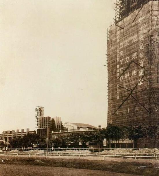 1934年前后,即将封顶的国际饭店及大光明大戏院