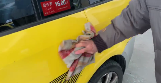仔细擦拭门把手。