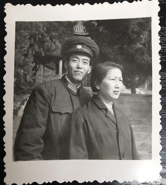 爷爷奶奶年轻时合影。 本文图片均由 上海武警 供图