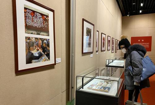 观众在上海鲁迅纪念馆参观建馆70周年特设展览。新华社记者 王婧媛 摄