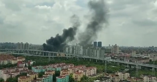 6月19日中午12时04分,上海平阳路一停车场发生火灾。网络图