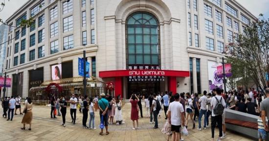 图说: 今天一大早,新世界大丸百货的门口就聚起了一大批为了“买买买”而来的消费者 来源/采访对象提供(下同)