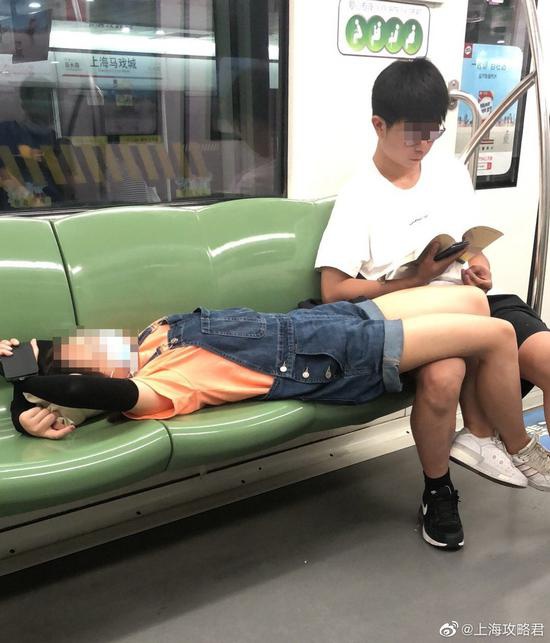 上海地铁1号线，女子躺在椅子上。