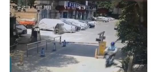 图说:案发周边监控画面。浦东警方 供图(下同)