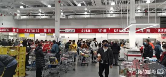 近日,上海闵行区华漕镇costco超市内,到处都是推着手推车的购物者。