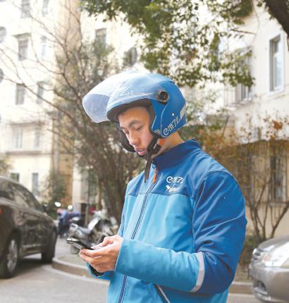来沪十年,新疆喀什小伙陈龙军已经将上海当成自己的归属地,这里给了他想要的生活,他也从中找到了奋斗者的快乐和价值。本报记者 李茂君 摄