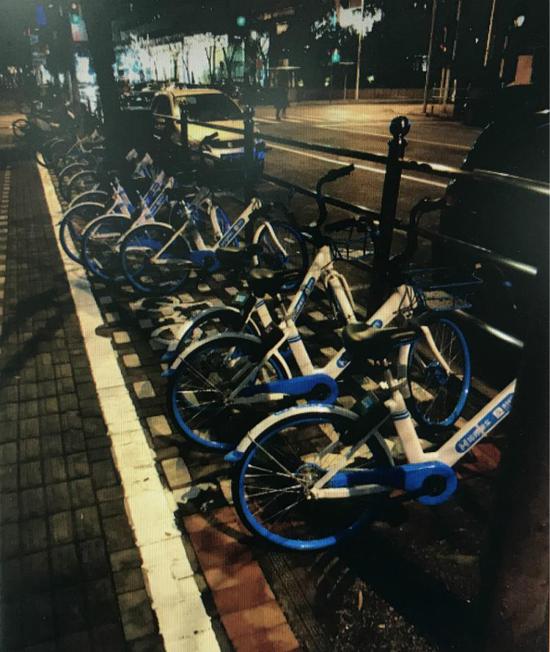 有市民反映在静安区共和路169号附近看到新哈啰单车。