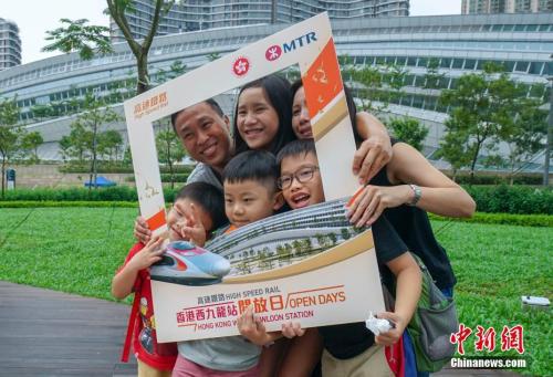 9月1日,广深港高铁香港段西九龙站首次向公众开放,大批提前领票的市民前来参观。中新社记者 张炜 摄
