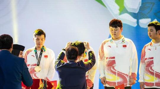 图说:雅加达亚运会电竞表演赛的首个冠军颁奖 网络图