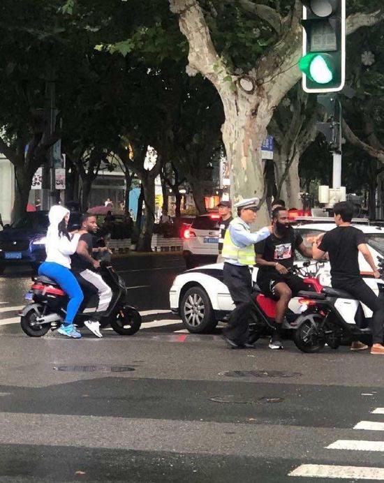 哈登一行违法行为被交警制止