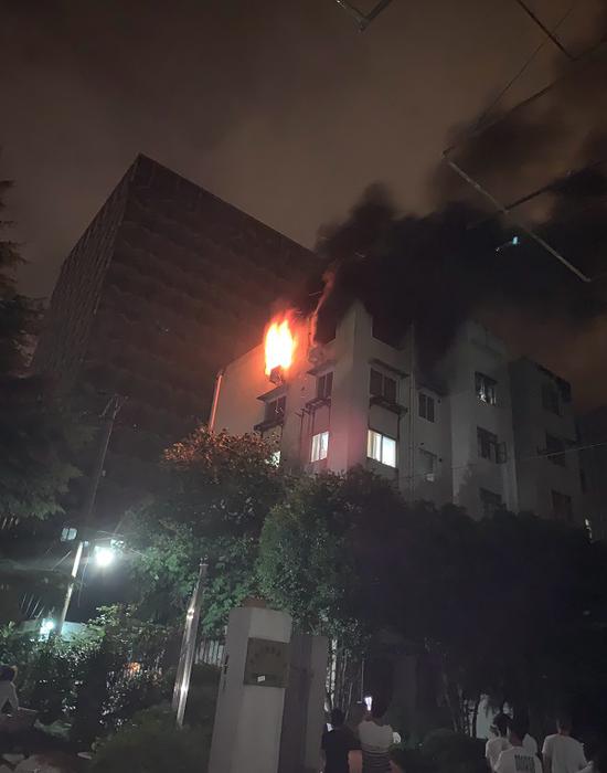图说:六楼居民家中突发大火 现场浓烟滚滚 网友供图