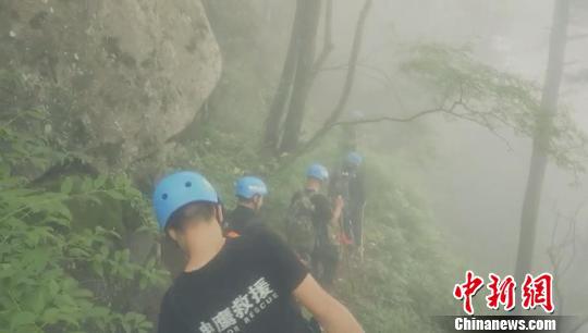 视频截图:洛阳神鹰救援队队员在山中搜救。 李超庆 摄