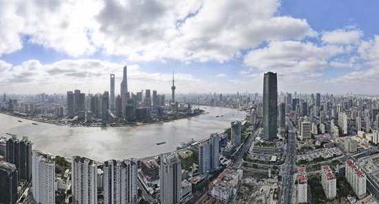 从上海虹口区北外滩空中俯瞰黄浦江两岸(无人机全景照片)。新华社记者 方喆 摄 ——以“集”字当头,凸显“中心”效应,释放发展潜能。