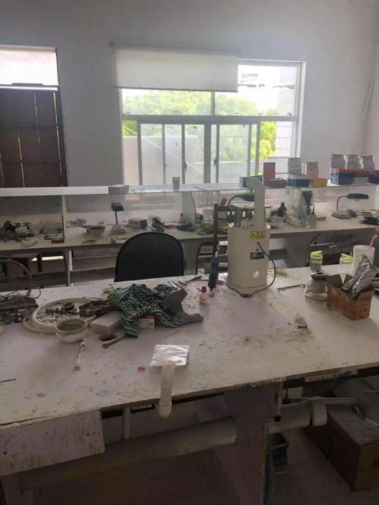 警方捣毁的假牙生产“黑窝点”