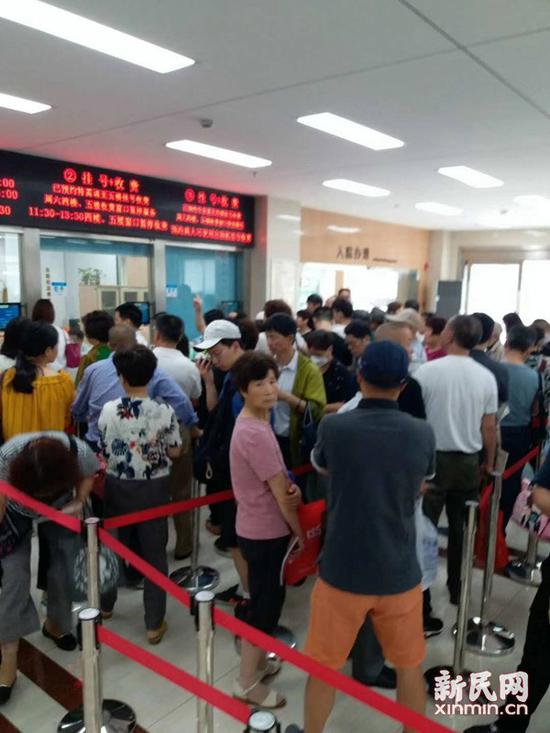 图说:挂号付费队伍长。网友 摄
