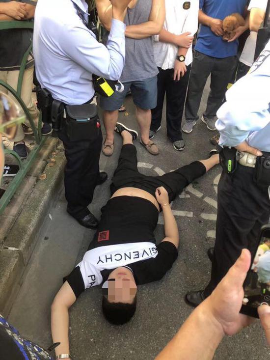 当事人躺在地上不肯起来