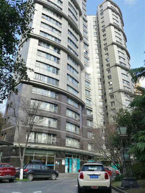 延安西路1155-1181号小区现有业主464户,车位不到60个。