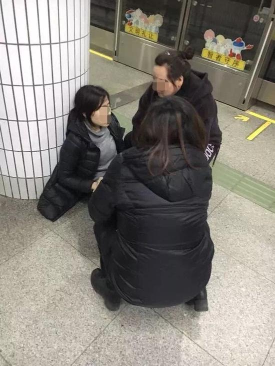 图说:女乘客无法站立 来源/轨交供图