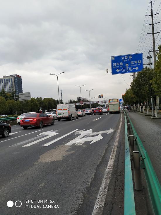 图说:浦星公路江月路口的导向箭头 李建铭摄(下同)