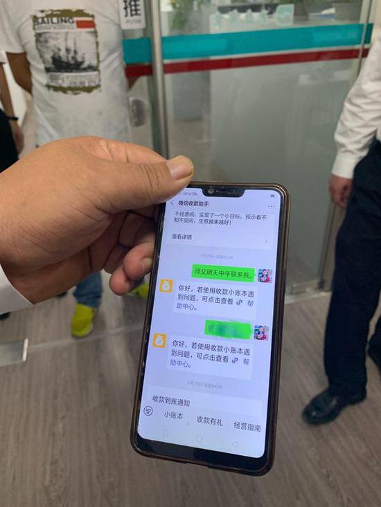 出租车司机余师傅给乘客留言。 澎湃新闻记者 朱奕奕 图