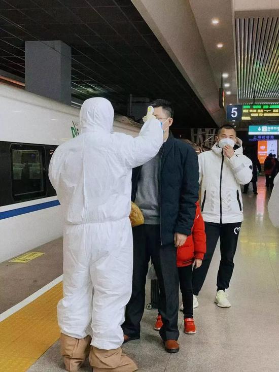 虹桥火车站对旅客实施体温检测,并配有人工检测和驻场医生,对有情况的再确认