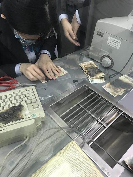 市民把用微波炉烧焦的纸币送到银行“抢救” 农行供图