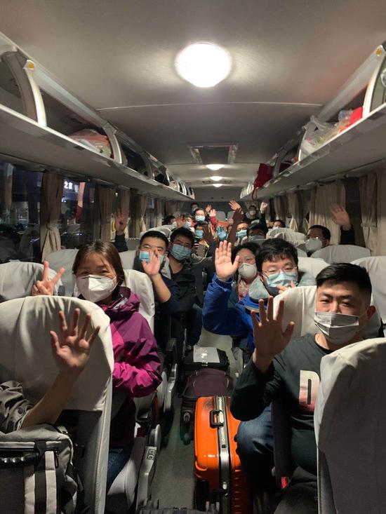 江南造船集团武汉协作单位技术人员坐大巴，前往上海。本文图片均为 久通商旅 供图