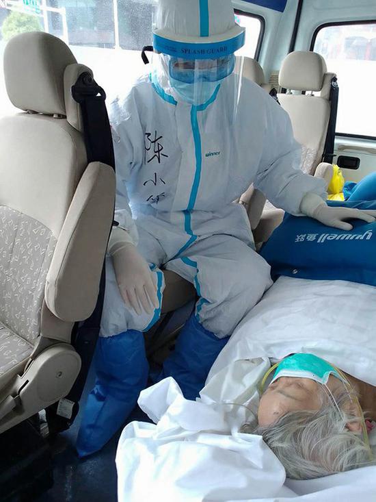 六院医疗队医生、C2病区科室主任陈小华护送危重病人