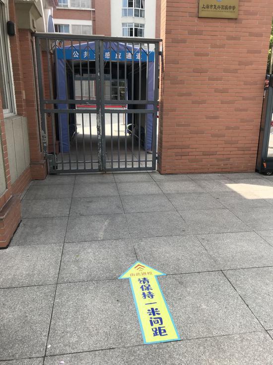 复兴高级中学校门入口贴有显著的提示地标。 澎湃新闻记者 韩晓蓉 图