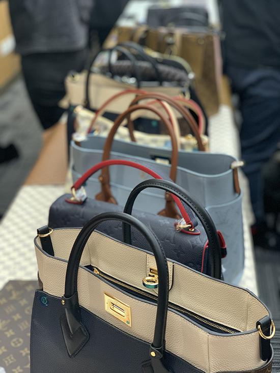 警方查获的LV假包。澎湃新闻记者 朱奕奕 图