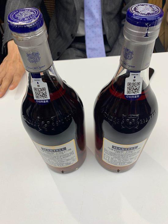 真假马爹利，左方为假。澎湃新闻记者 朱奕奕 图