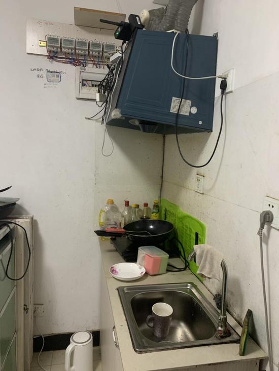 张江镇某住宅小区的一套住房内,原餐厅变成了厨房。 澎湃新闻记者 栾晓娜 图