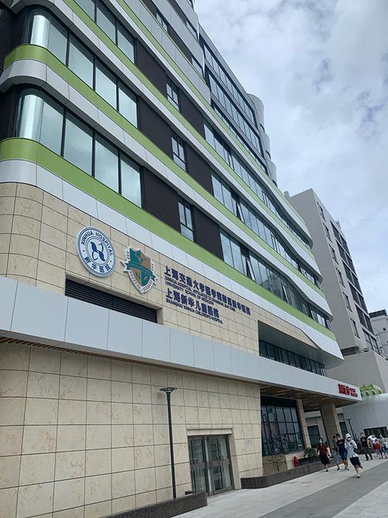 2020年7月31日，上海新华医院儿科门急诊综合楼启动试运行，这栋大楼也以“上海新华儿童医院”的全新标识牌亮相。 本文图均为 澎湃新闻记者 陈斯斯 图