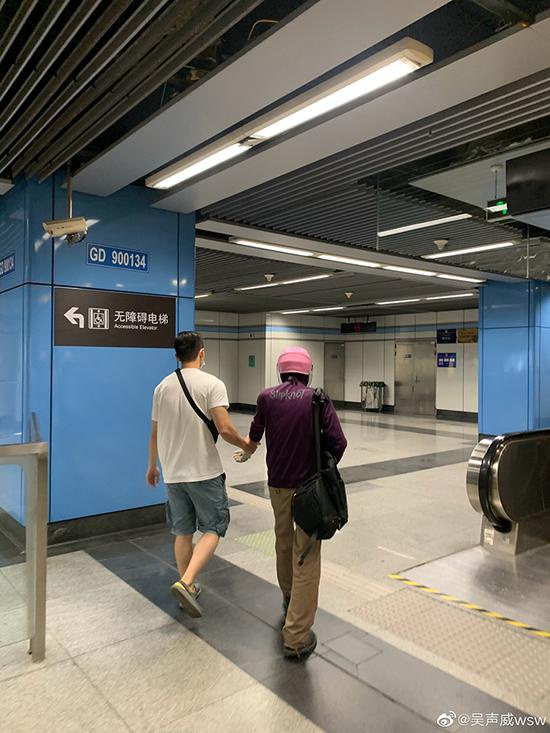8月26日，上海地铁9号线，男子猥亵女乘客被便衣民警抓获。 微博网友 图