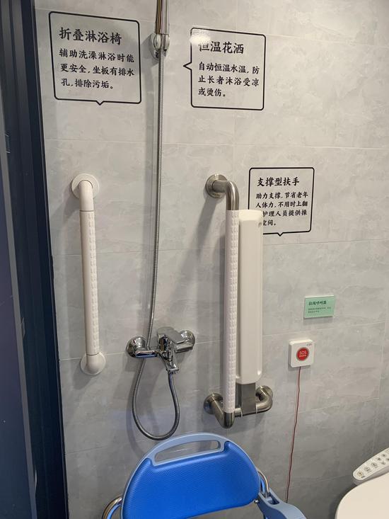 卫生间内的支撑型扶手