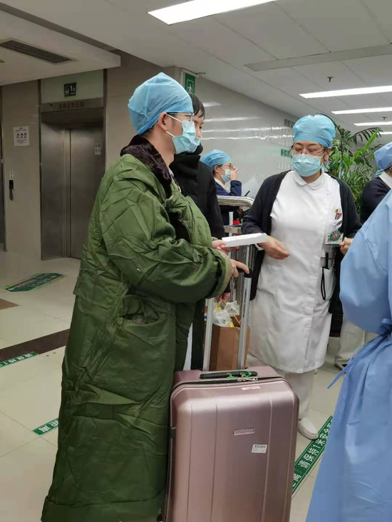 患者披着军大衣出院,军大衣温暖了医患双方。
