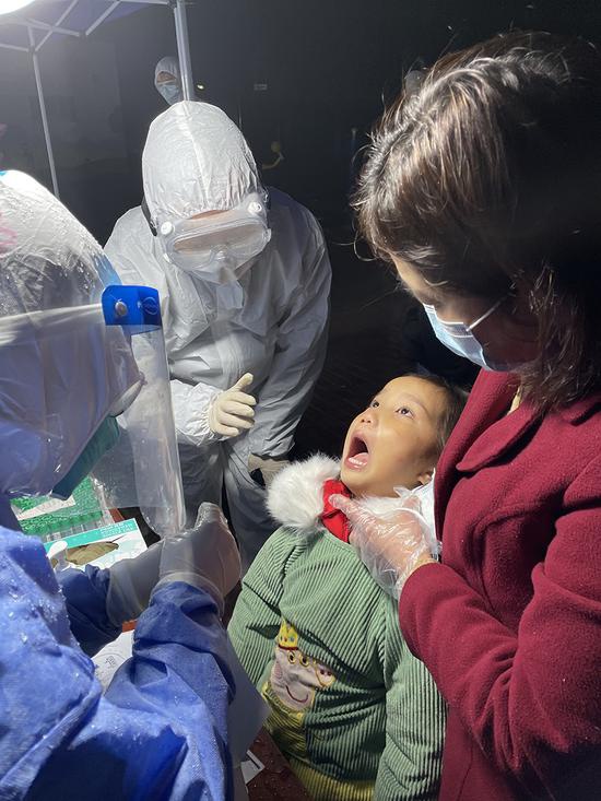 马佳平在安慰正在做核酸检测的小朋友。
