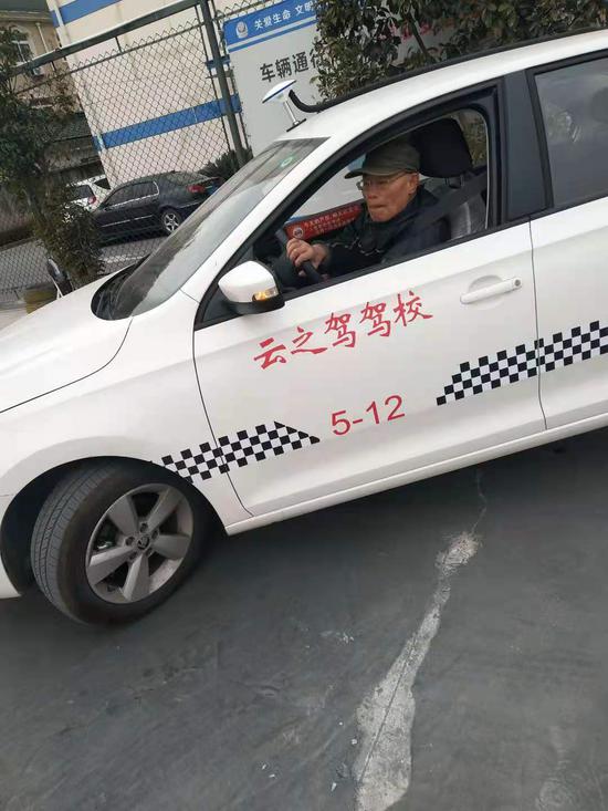 73岁的马老伯在闵行荣安驾校练车。