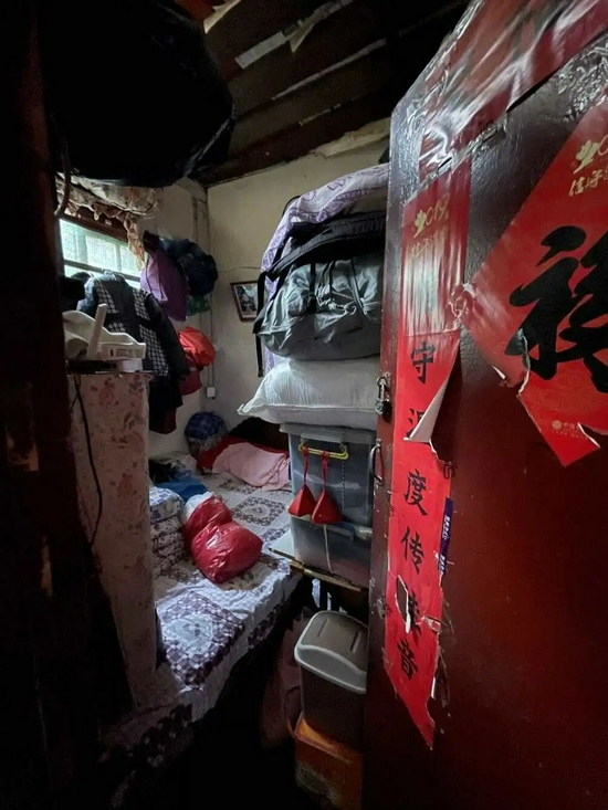 北外滩二级旧里一户居民家的卧室