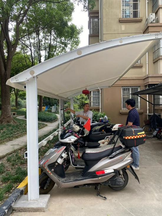 在吴泾镇，这样的车棚180个已完成建设并陆续投入使用