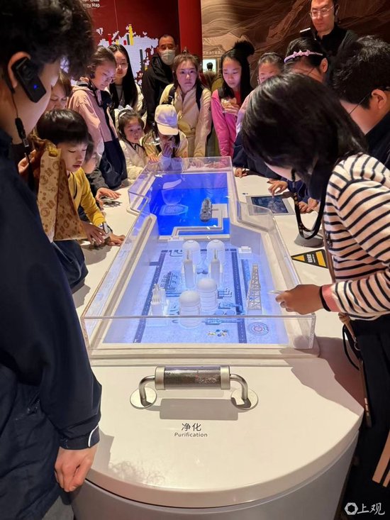 观众在“科学玩伴”的带领下参观“源动未来”展区，体会如何像能源工程师那样思考问题。 记者摄于现场