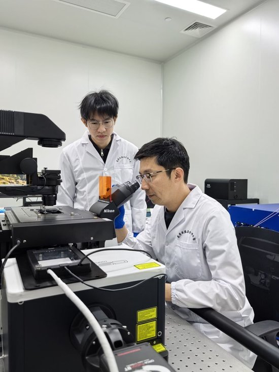 刘聪（右）与学生在实验中